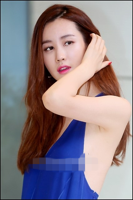 李多海现身捞金 宝蓝色长裙秀美背香肩【组图】