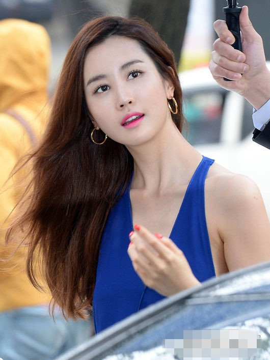 李多海现身捞金 宝蓝色长裙秀美背香肩【组图】
