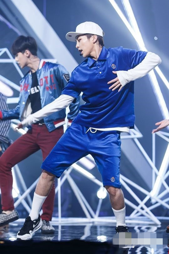 EXO xiumin综艺首秀 现场变身呆萌“吃货”【组图】