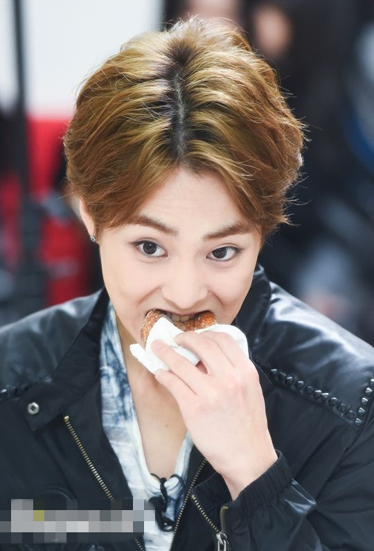 EXO xiumin综艺首秀 现场变身呆萌“吃货”【组图】