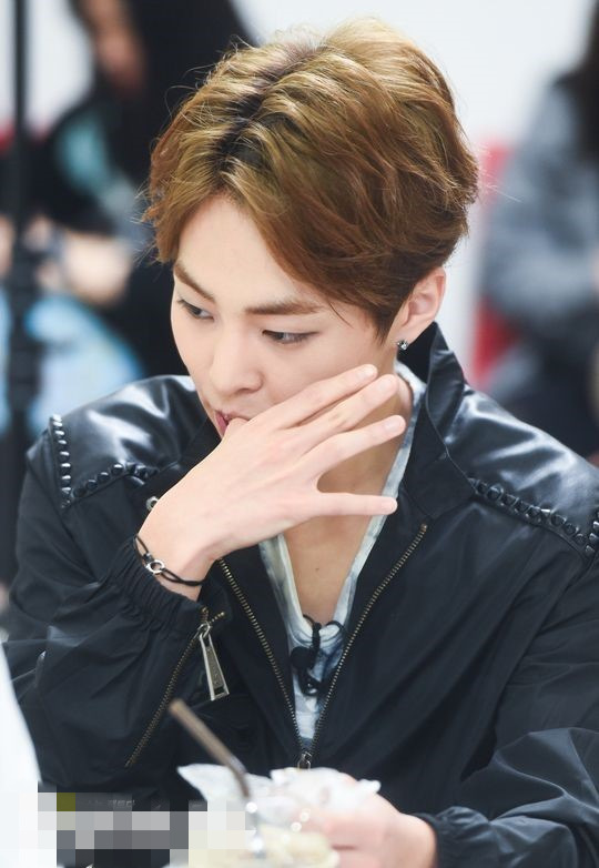 EXO xiumin综艺首秀 现场变身呆萌“吃货”【组图】