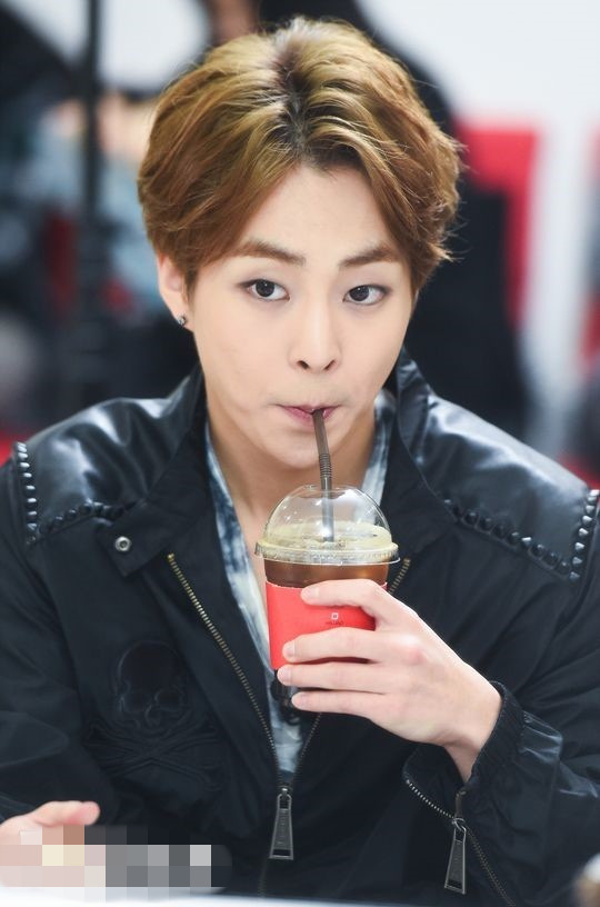 EXO xiumin综艺首秀 现场变身呆萌“吃货”【组图】