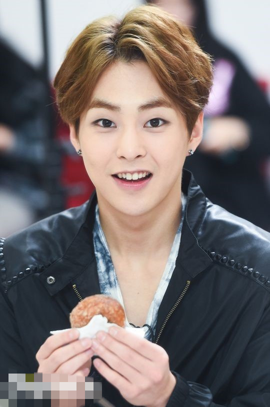 EXO xiumin综艺首秀 现场变身呆萌“吃货”【组图】