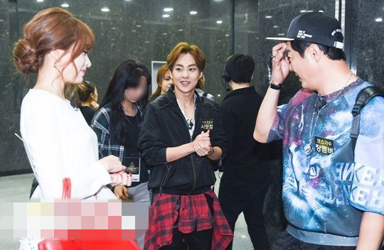 EXO xiumin综艺首秀 现场变身呆萌“吃货”【组图】