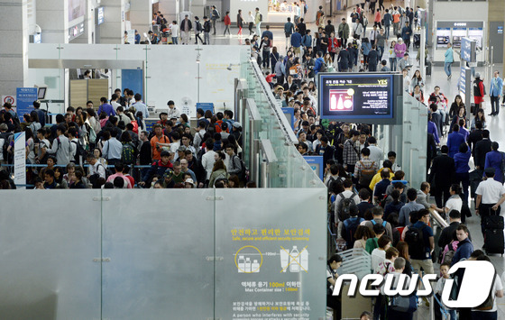 韩国即将迎来今年最长的“五一”黄金假期。本日上午，韩国仁川国际机场出境大厅人潮涌动。图片来源：NEWS1