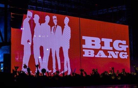 Bigbang首尔演唱会现场照首公开 权志龙卖力演唱汗流浃背【组图】