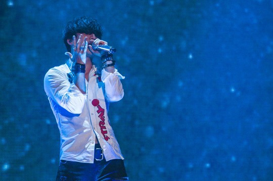 Bigbang首尔演唱会现场照首公开 权志龙卖力演唱汗流浃背【组图】