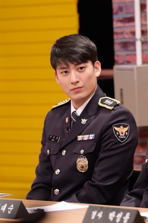 韩国民间又出小鲜肉 “最帅警察”惹网友泪奔(组图)