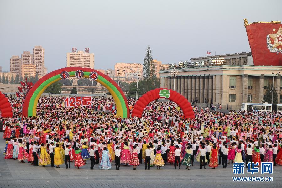 5月1日，人们在平壤市金日成广场参加舞会。