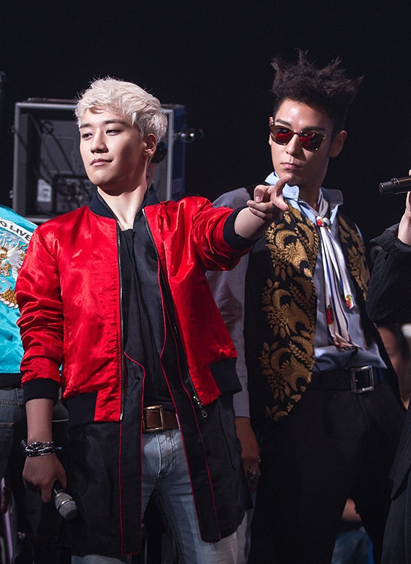 Bigbang新专辑舞台首秀 权志龙中分T.O.P爆炸头抢眼【组图】