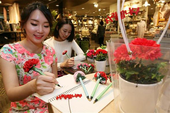 5月8日是韩国的父母节，子女们纷纷给父母送礼物表孝心。