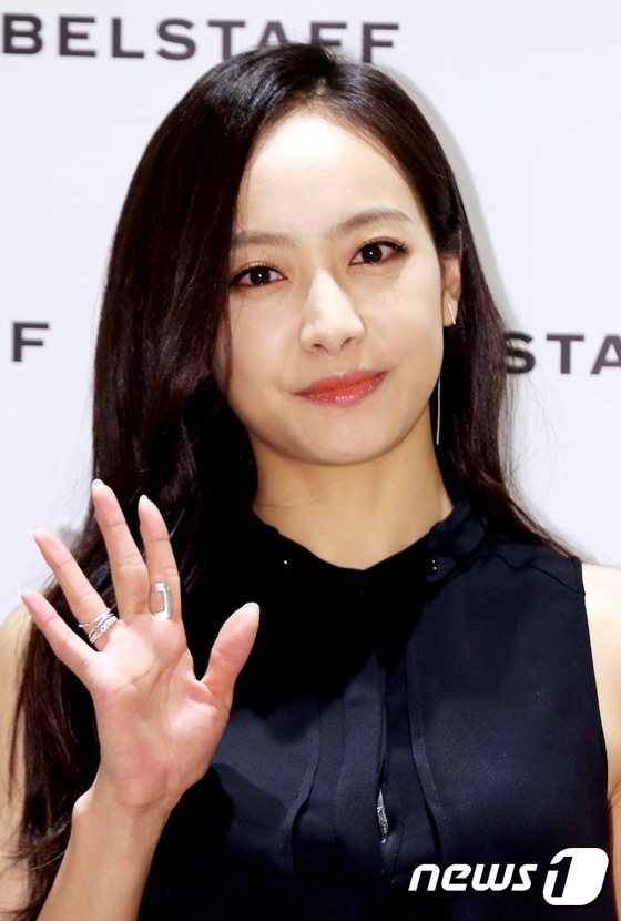 f(x)宋茜黑色连衣裙现身 与任瑟雍“情侣装扮”【组图】