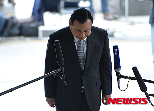 韩国前总理李完九接受警方传唤调查【组图】