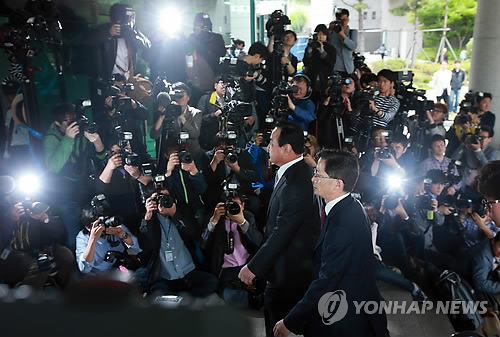 韩国前总理李完九接受警方传唤调查【组图】