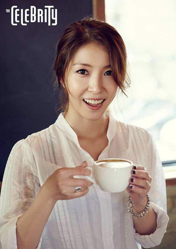 韩歌手宝儿写真公开 变身咖啡师享受平静生活