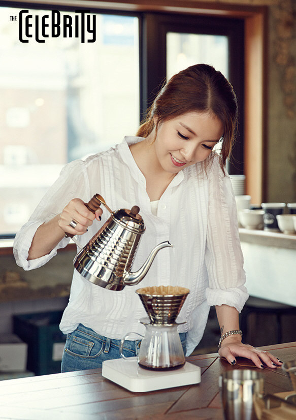 韩歌手宝儿写真公开　变身咖啡师享受平静生活【组图】