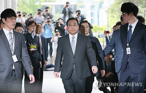  当地时间2015年5月14日，韩国前总理李完九为接受检方调查前往首尔高等检察厅。（图片来源：韩联社）