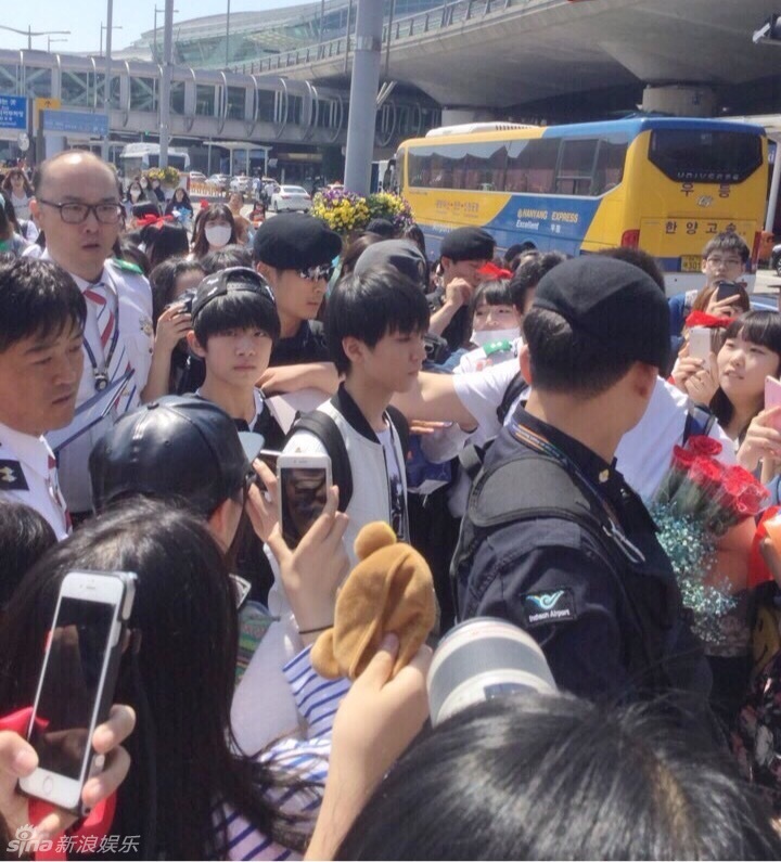 tfboys帅气现身韩国机场 被粉丝围堵引韩媒关注【组图】