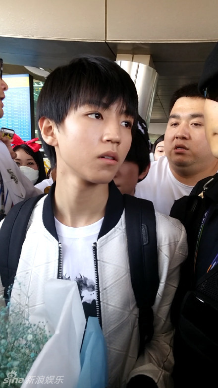 tfboys帅气现身韩国机场 被粉丝围堵引韩媒关注【组图】