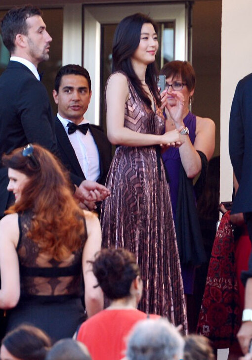 全智贤深Ｖ长裙现身戛纳红毯 与“冰雪女王”李冰冰同场比美　【组图】