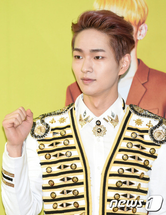SHINee白衣变身贵族王子 新专辑公开好评如潮【组图】