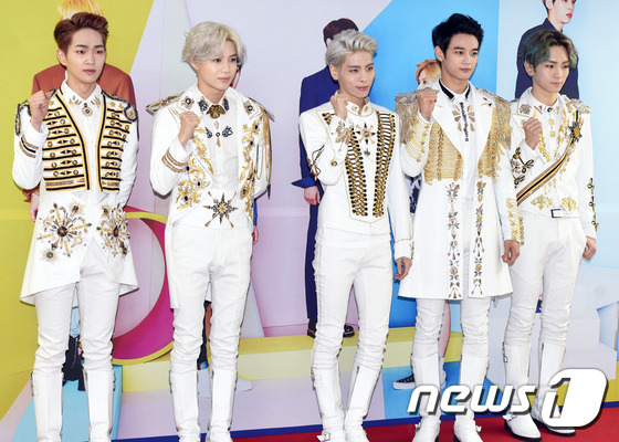 SHINee白衣变身贵族王子 新专辑公开好评如潮【组图】