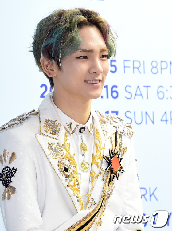SHINee白衣变身贵族王子 新专辑公开好评如潮【组图】