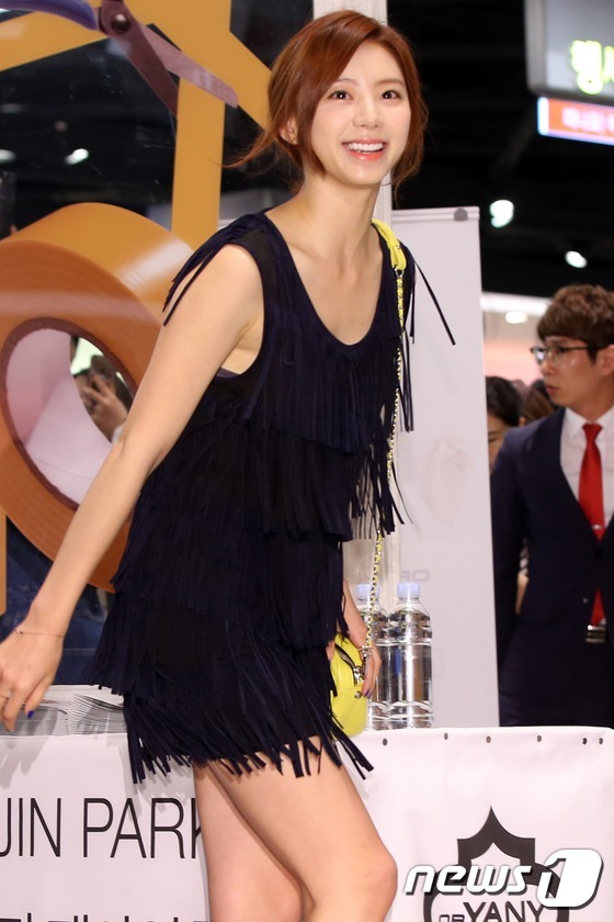 裴勇俊女友朴秀珍现身活动 婚期临近开怀大笑【组图】
