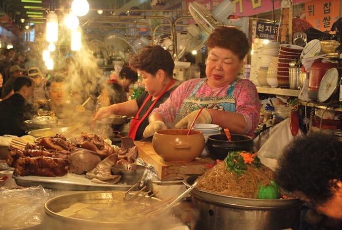 广藏市场的夜市，食客络绎不绝。