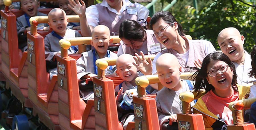 正在乘坐过山车的童子僧们露出了灿烂的笑容（网页截图）