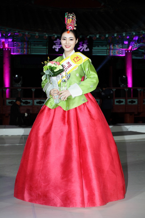 第11号参赛选手金孝珍最终被选为本届“春香小姐”，古典气质，仪态优雅。（网页截图）