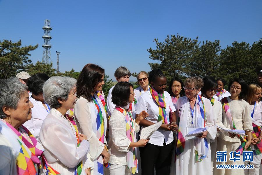 国际女性活动家代表团穿越朝韩非军事区（高清组图）