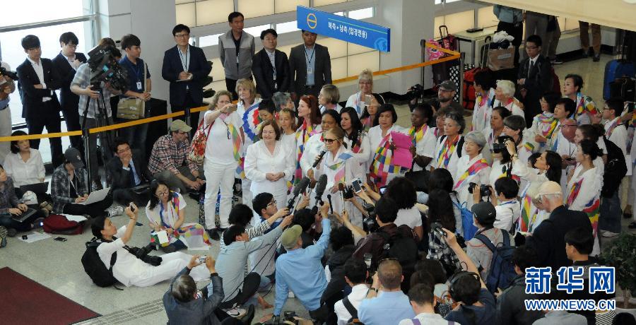 国际女性活动家代表团穿越朝韩非军事区（高清组图）