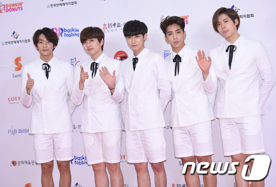 EXO 4minute齐现身“2015梦想演唱会”红毯  got7红白黑装扮抢眼【组图】