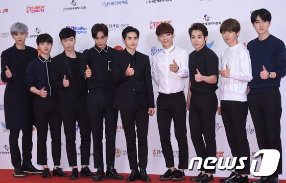 EXO 4minute齐现身“2015梦想演唱会”红毯  got7红白黑装扮抢眼【组图】