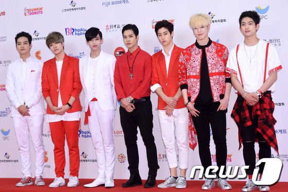 EXO 4minute齐现身“2015梦想演唱会”红毯  got7红白黑装扮抢眼【组图】