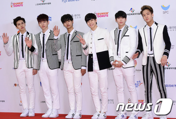 EXO 4minute齐现身“2015梦想演唱会”红毯  got7红白黑装扮抢眼【组图】