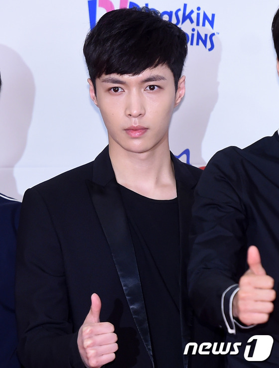 EXO 4minute齐现身“2015梦想演唱会”红毯  got7红白黑装扮抢眼【组图】
