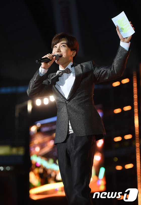 “2015梦想演唱会”群星云集 exo全员现身引尖叫SHINee全新造型【组图】