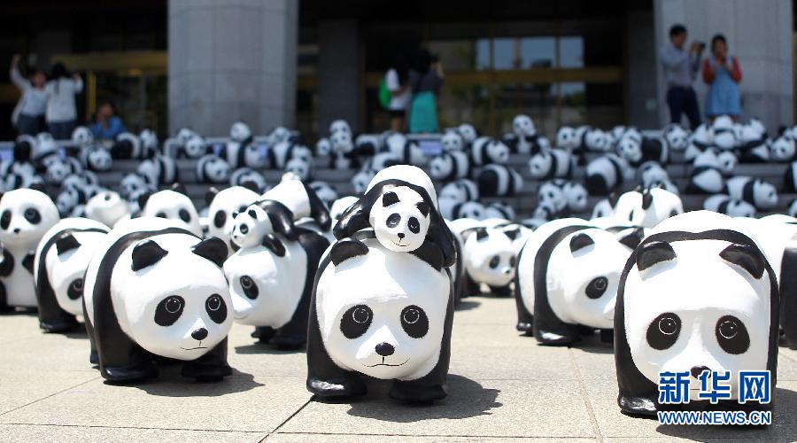 1600只纸制大熊猫在位于首尔市中心的世宗文化会馆前亮相。