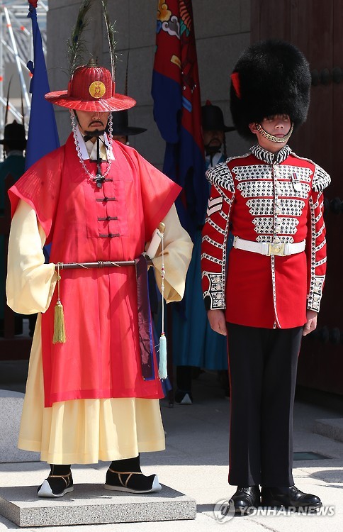 英国皇家卫队惊现韩国景福宫 与当地游客合影