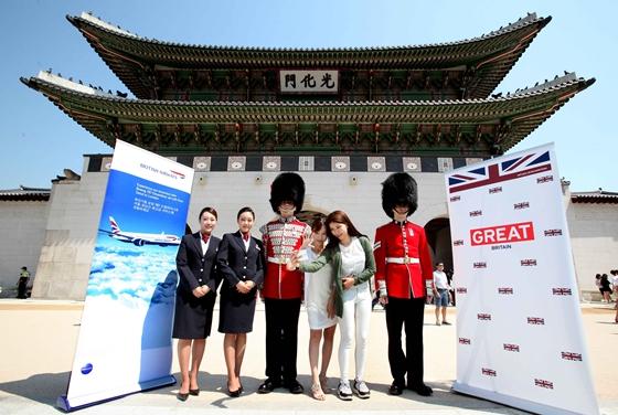 英国皇家卫队惊现韩国景福宫 与当地游客合影【组图】 (13)