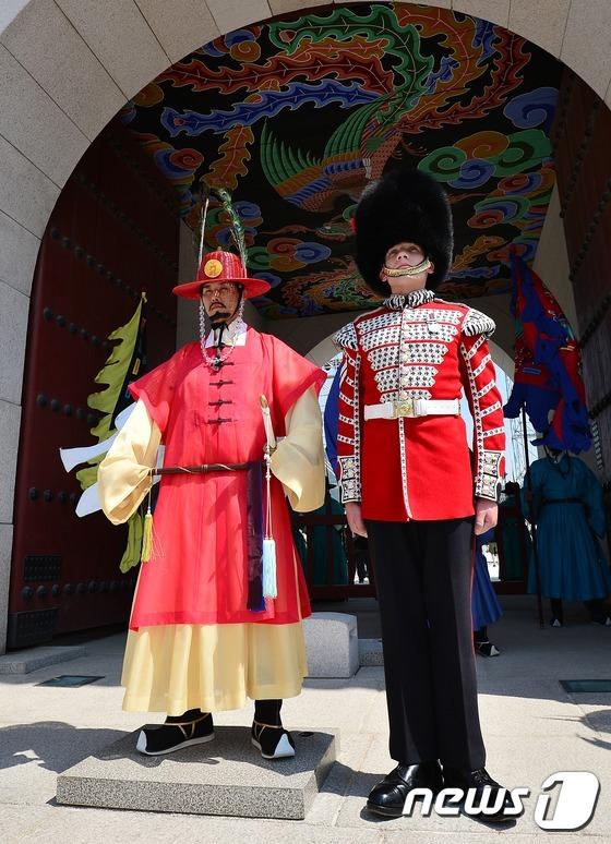 英国皇家卫队惊现韩国景福宫 与当地游客合影【组图】
