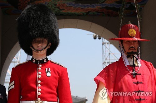 英国皇家卫队惊现韩国景福宫 与当地游客合影【组图】