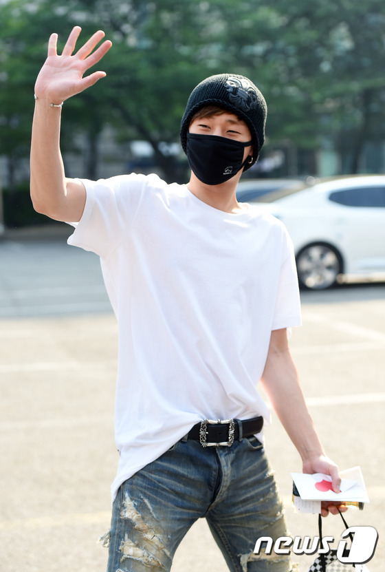 Shinee宝儿恩静全孝盛现身“上班路“ 泰民银发抢眼【组图】