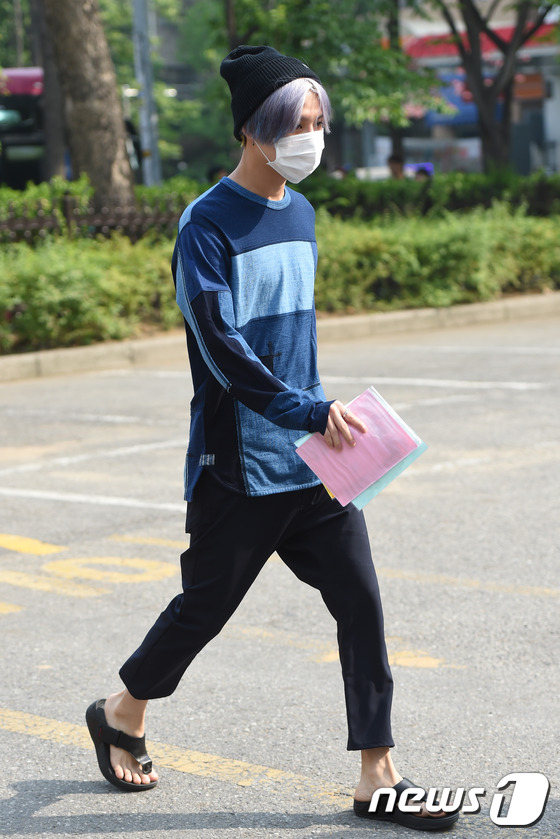 Shinee宝儿恩静全孝盛现身“上班路“ 泰民银发抢眼【组图】