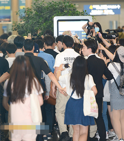 EXO9人赴上海有说有笑 Kai黑色皮裤抢镜张艺兴黑超遮面【组图】
