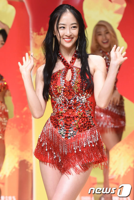 sistar化身印度舞娘 红色超短裙性感妩媚【组图】