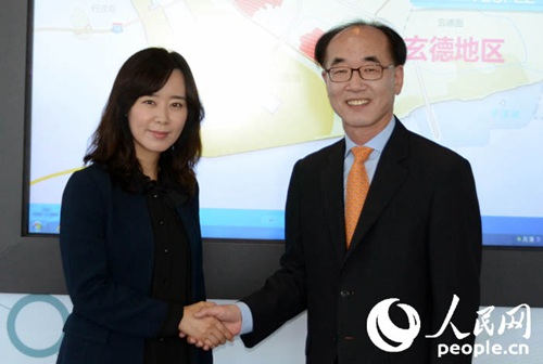 韩国黄海经济自由区厅厅长全泰宪（右）