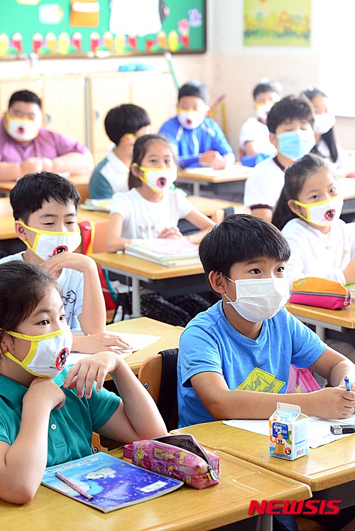韩国MERS疫情持续 学生戴口罩上课【组图】